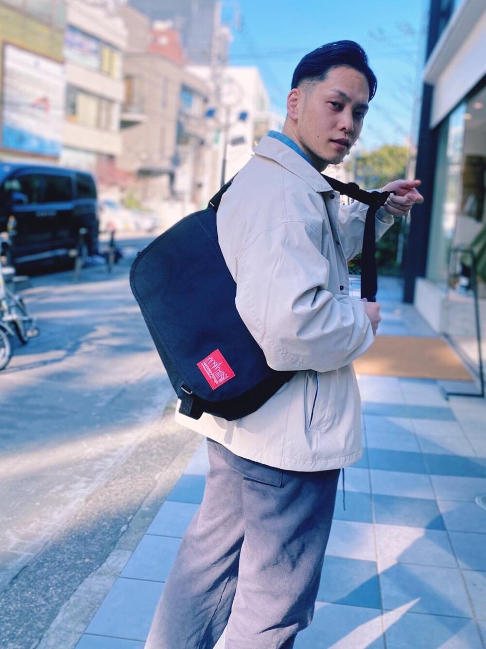 「コーチジャケット、Manhattan Portage、メッセンジャーバッグ、マンハッタンポーテージ、ivory」｜「Manhattan PortageのQuick-Release Messenger Bag（メッセンジャーバッグ、ブラック系）」を使った、Manhattan Portage Staffさん（メンズ・170cm）の冬コーディネートの1枚目の写真