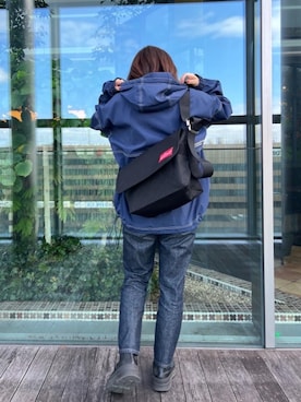 「通学スタイル」｜「アイテム（メッセンジャーバッグ）」を使った、Manhattan Portage Staffさん（レディース・159cm）の冬コーディネート