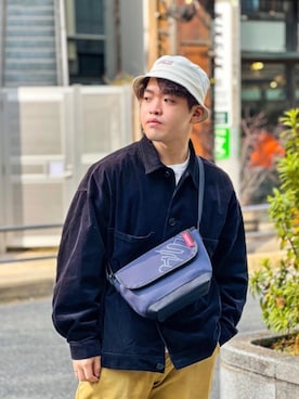 「アイテム（メッセンジャーバッグ、ブルー系）」を使った、Manhattan Portage Staffさん（メンズ・172cm）の冬コーディネート
