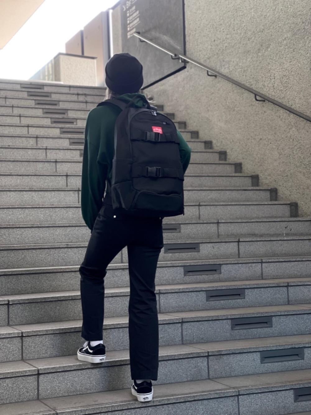 「カジュアル、バックパック、ストリート、Manhattan Portage、通勤スタイル、新生活、マンハッタンポーテージ、春こーで、通学スタイル、MP1278-2」｜「Manhattan PortageのMcCarren Skateboard Backpack Ver.2（バックパック/リュック、ブラック系）」を使った、Manhattan Portage Staffさん（レディース・163cm）の冬コーディネートの1枚目の写真