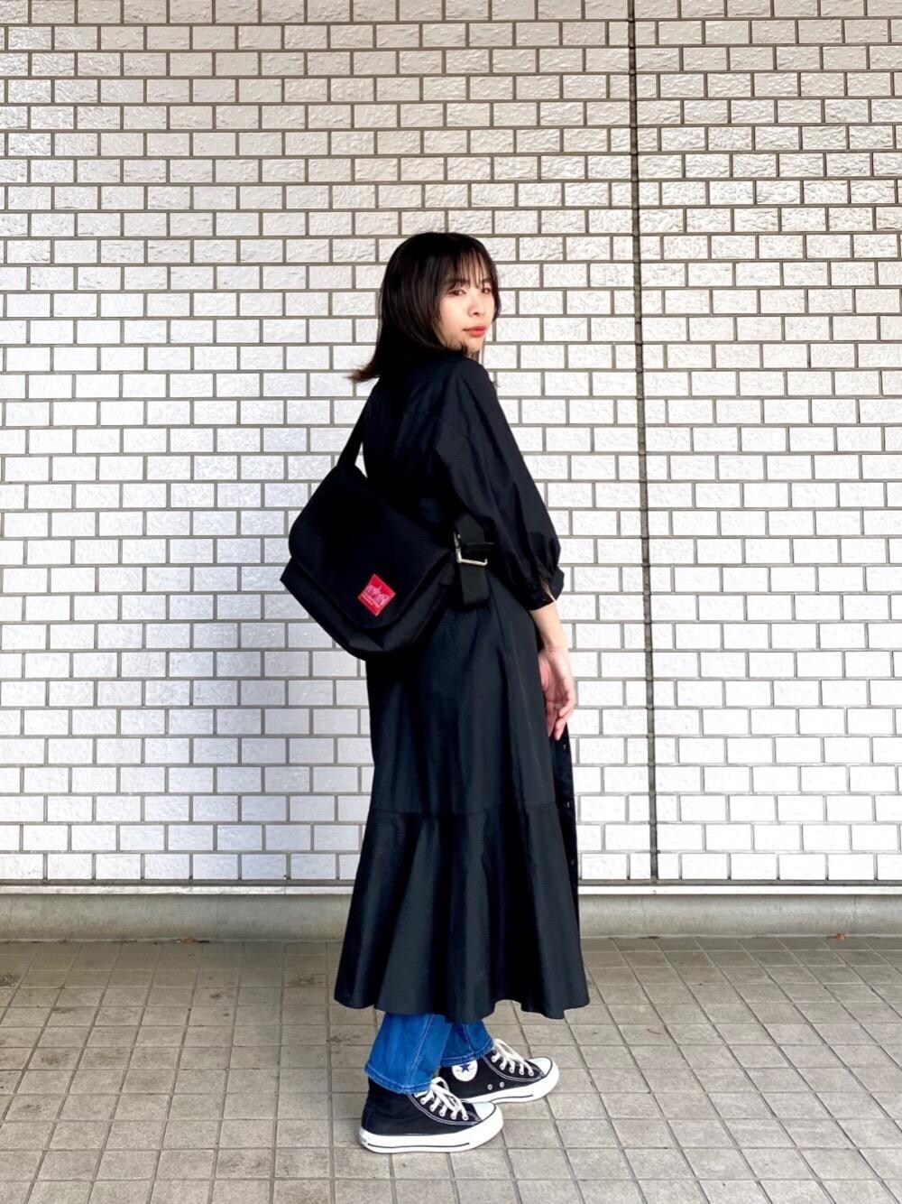 「スニーカー、カジュアル、Manhattan Portage、メッセンジャーバッグ、マンハッタンポーテージ、でにむ、休日すたいる、通学スタイル、キレイメカジュアル」｜「Manhattan PortageのFront Pocket PVC Vintage Messenger M（メッセンジャーバッグ、ブラック系）」を使った、Manhattan Portage Staffさん（レディース・161cm）の春コーディネートの1枚目の写真