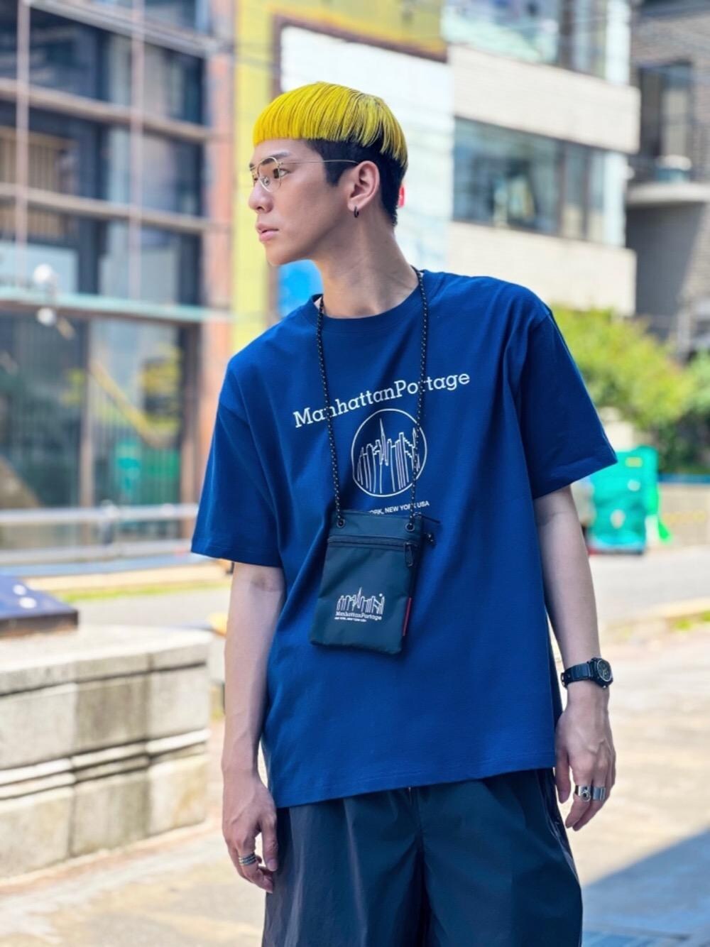 ブラック系のショルダーバッグを着用したメンズの春コーディネートの1枚目の写真