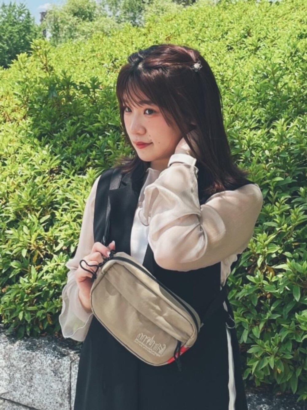 「ショルダーバッグ、Manhattan Portage、ワントーン、ミニバッグ、マンハッタンポーテージ、ウェストバッグ、べージュ、キレイメカジュアル、シンプル❔、シンプルこーで」｜「Manhattan PortageのOne Mile Waist Bag（ボディバッグ/ウエストポーチ、ベージュ系）」を使った、Manhattan Portage Staffさん（レディース・153cm）の夏コーディネートの1枚目の写真