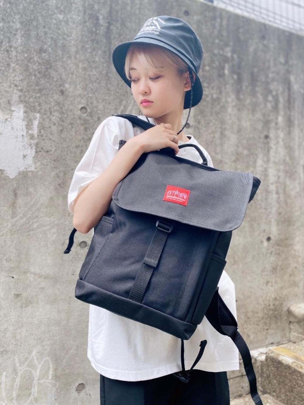 ブラック系のバックパック/リュック、その他のTシャツ/カットソーを着用したレディースの夏コーディネートの1枚目の写真