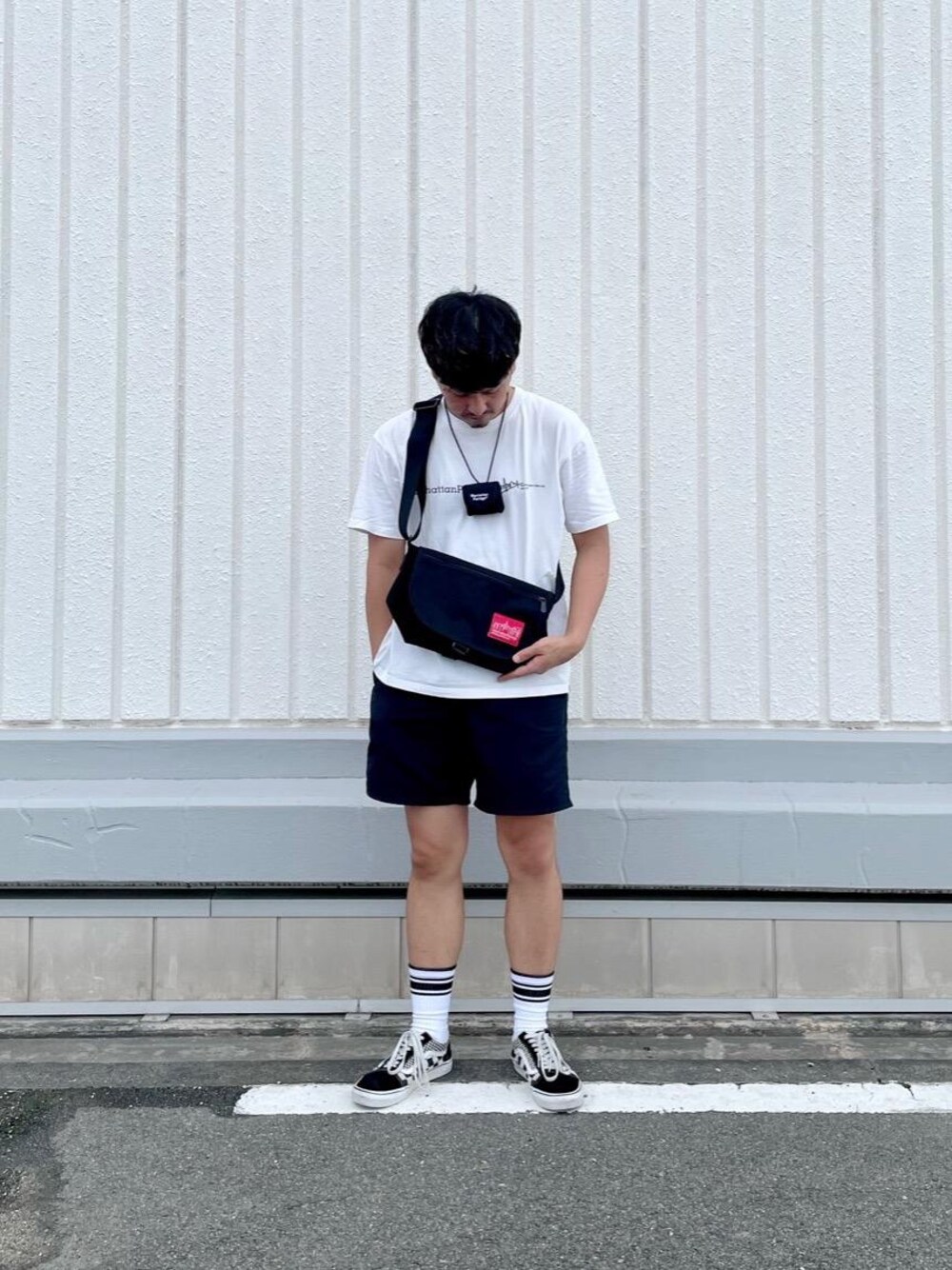 ブラック系のクラッチバッグを着用したメンズの夏コーディネートの1枚目の写真