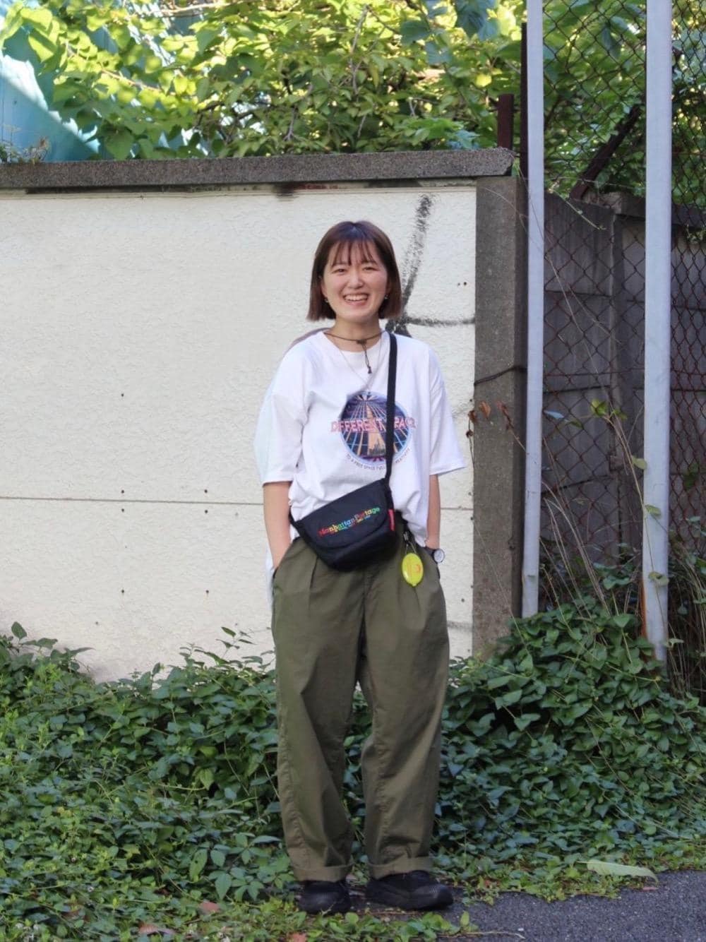 ブラック系のメッセンジャーバッグを着用したレディースの夏コーディネートの1枚目の写真