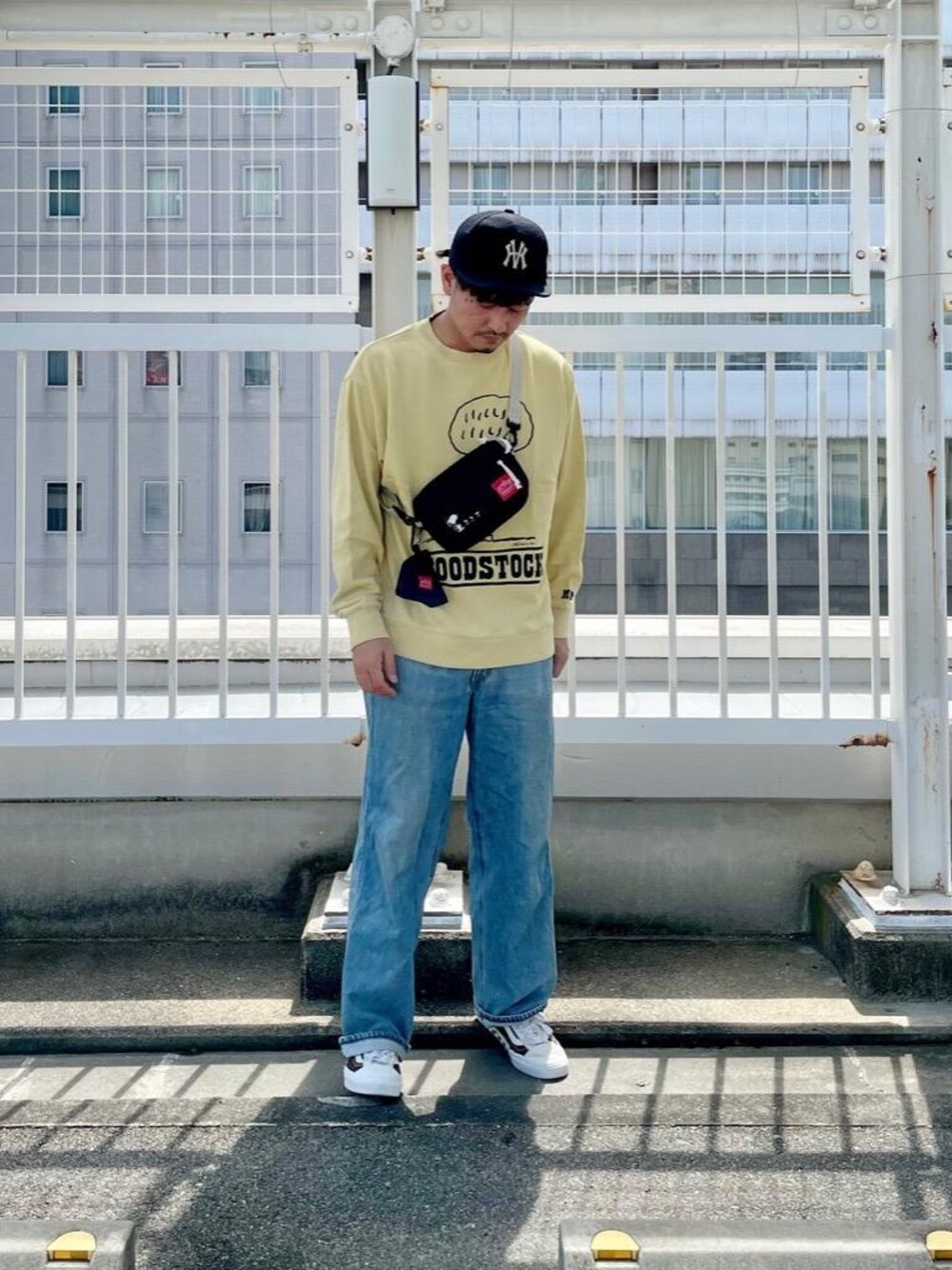 ブラック系のショルダーバッグを着用したメンズの秋コーディネートの1枚目の写真