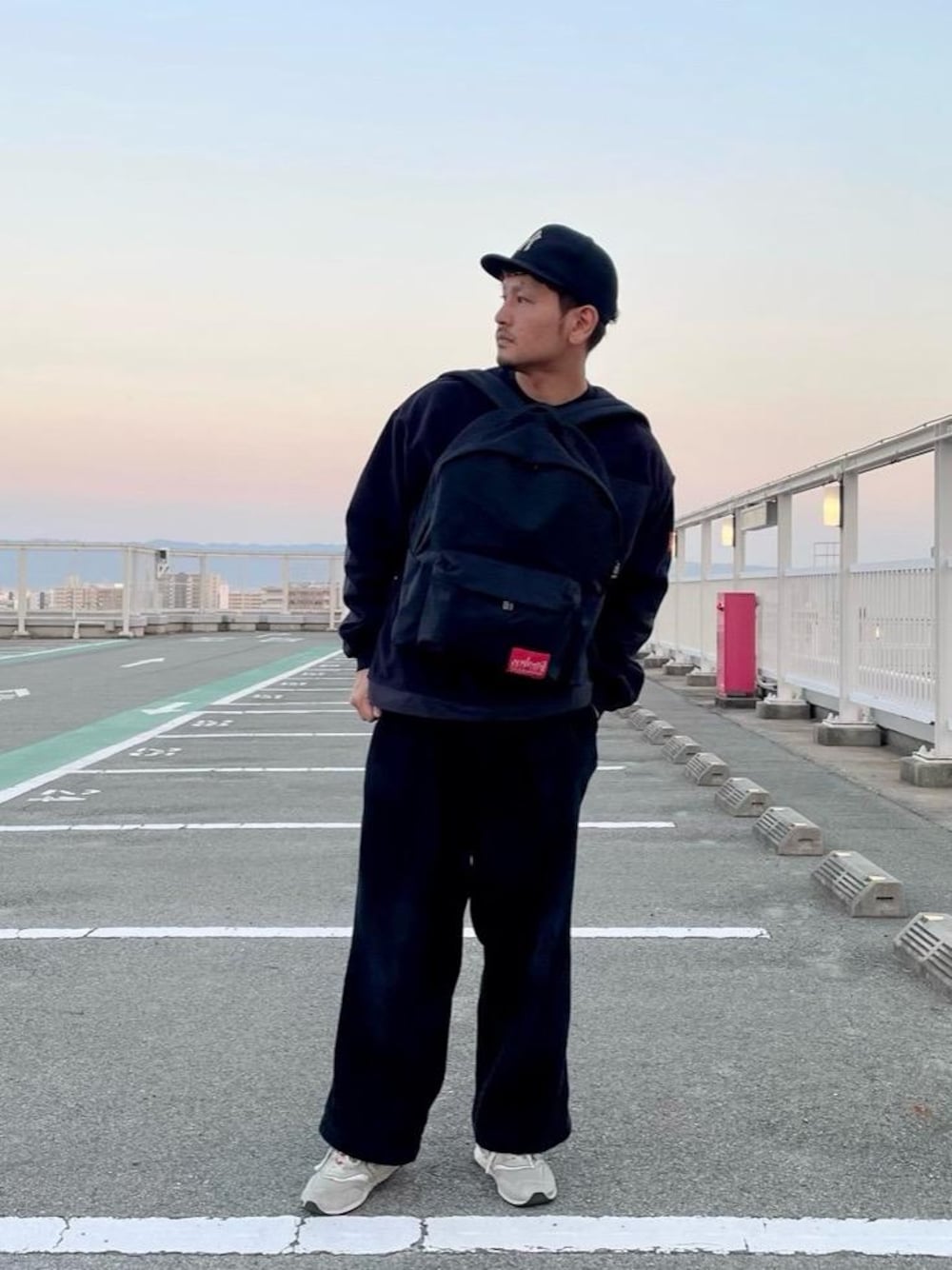 ブラック系のバックパック/リュックを着用したメンズの秋コーディネートの1枚目の写真