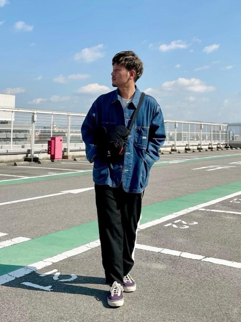 ブラック系のショルダーバッグを着用したメンズの秋コーディネートの1枚目の写真