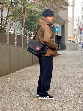 「通学スタイル」｜「アイテム（メッセンジャーバッグ）」を使った、Manhattan Portage Staffさん（メンズ・170cm）の冬コーディネート