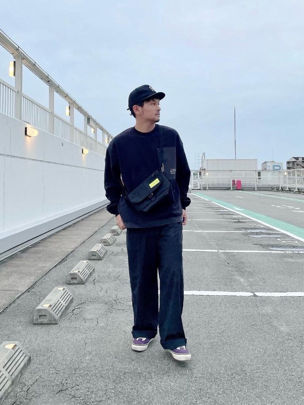 ブラック系のその他トップスを着用したメンズの冬コーディネートの1枚目の写真