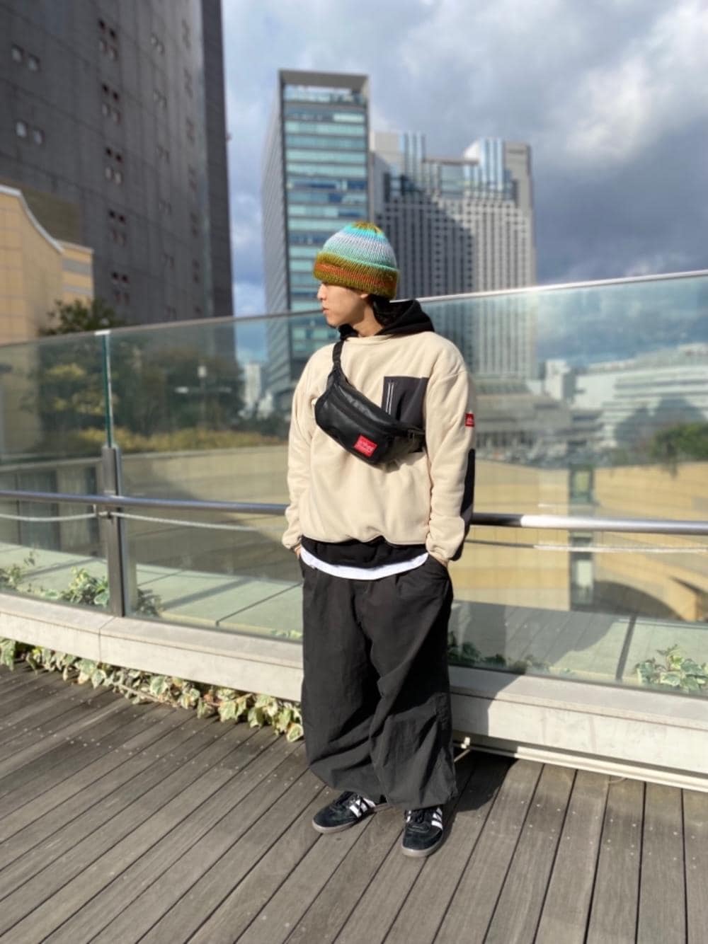 ブラック系のボディバッグ/ウエストポーチ、ホワイト系のその他トップスを着用したメンズの冬コーディネートの1枚目の写真