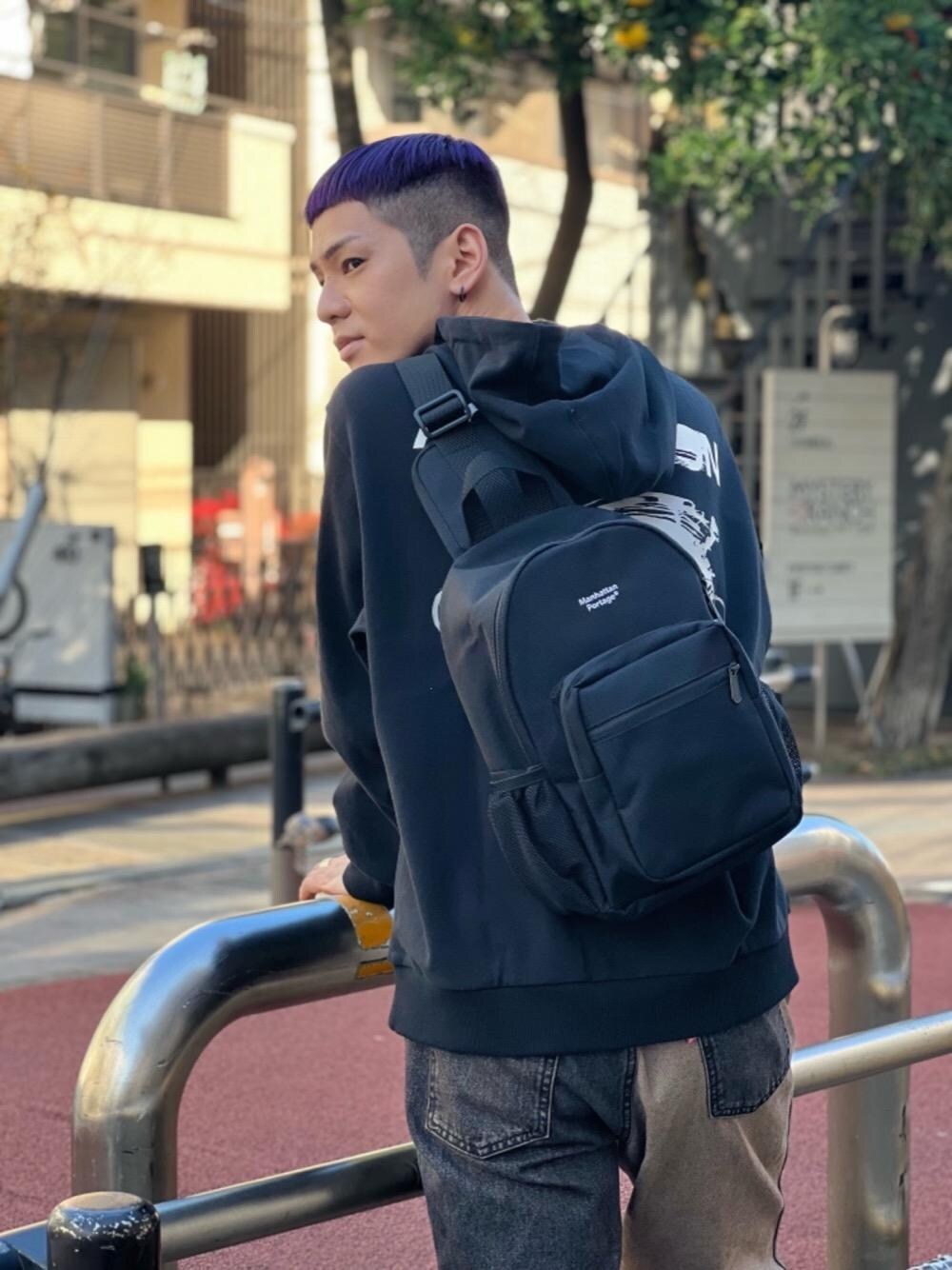 ブラック系のショルダーバッグを着用したメンズの冬コーディネートの1枚目の写真