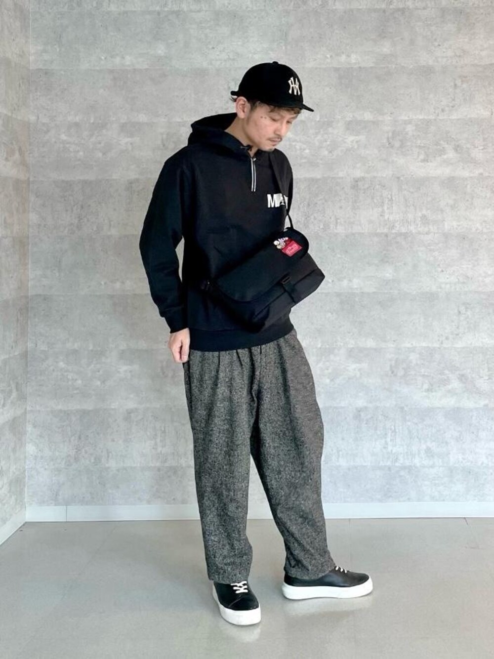 ブラック系のパーカーを着用したメンズの冬コーディネートの1枚目の写真
