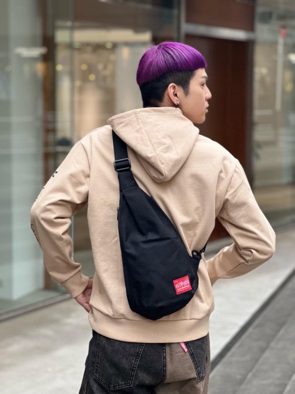 ブラック系のボディバッグ/ウエストポーチを着用したメンズの冬コーディネートの1枚目の写真