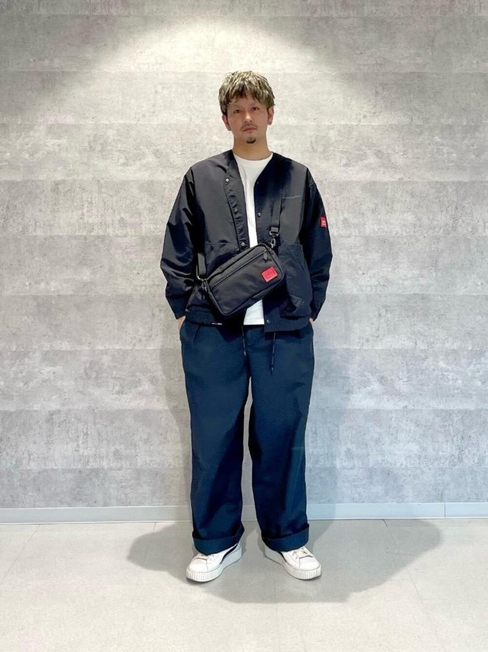 ブラック系のショルダーバッグ、ブラック系のナイロンジャケットを着用したメンズの冬コーディネートの1枚目の写真