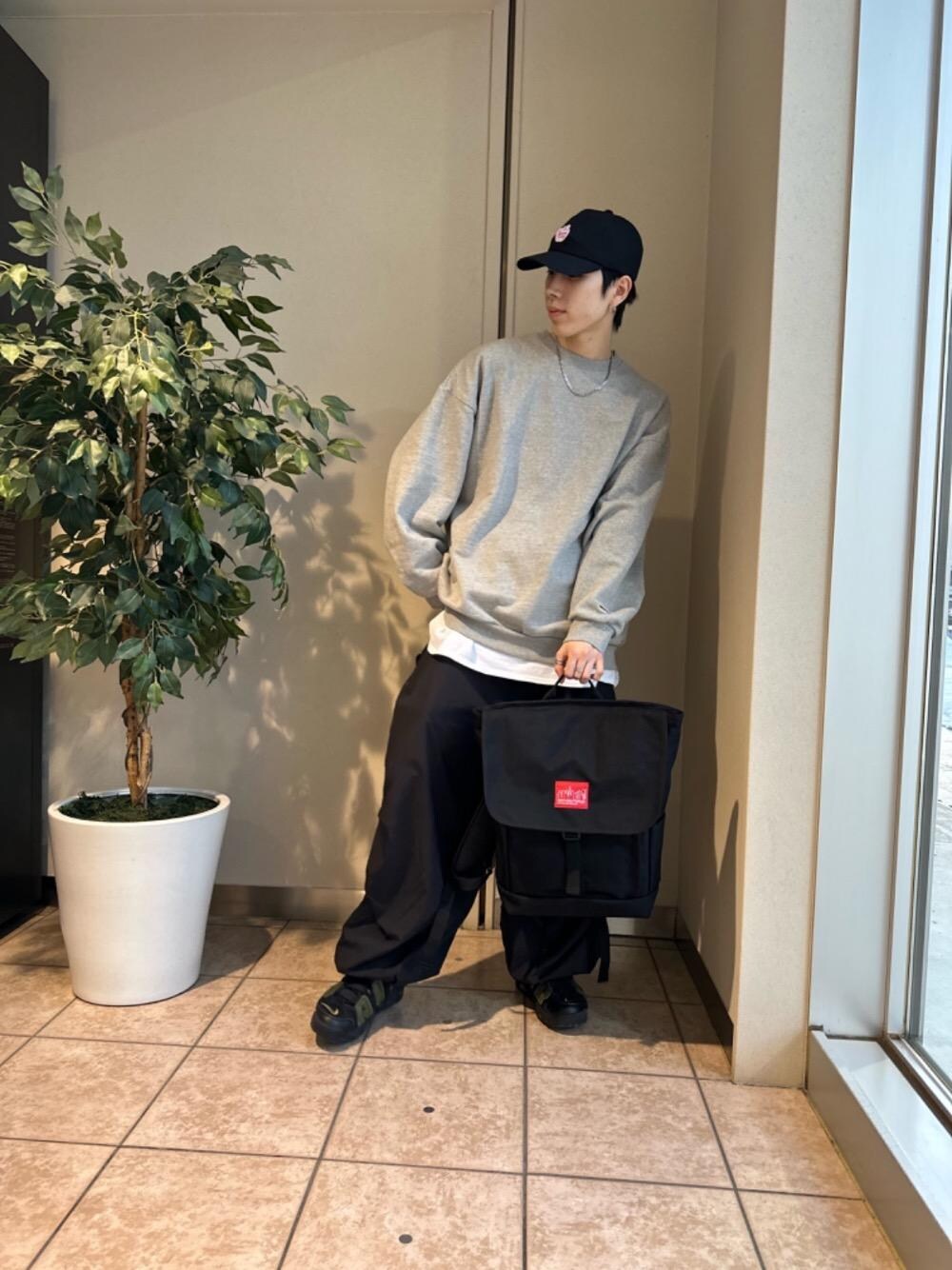 ブラック系のバックパック/リュックを着用したメンズの春コーディネートの1枚目の写真