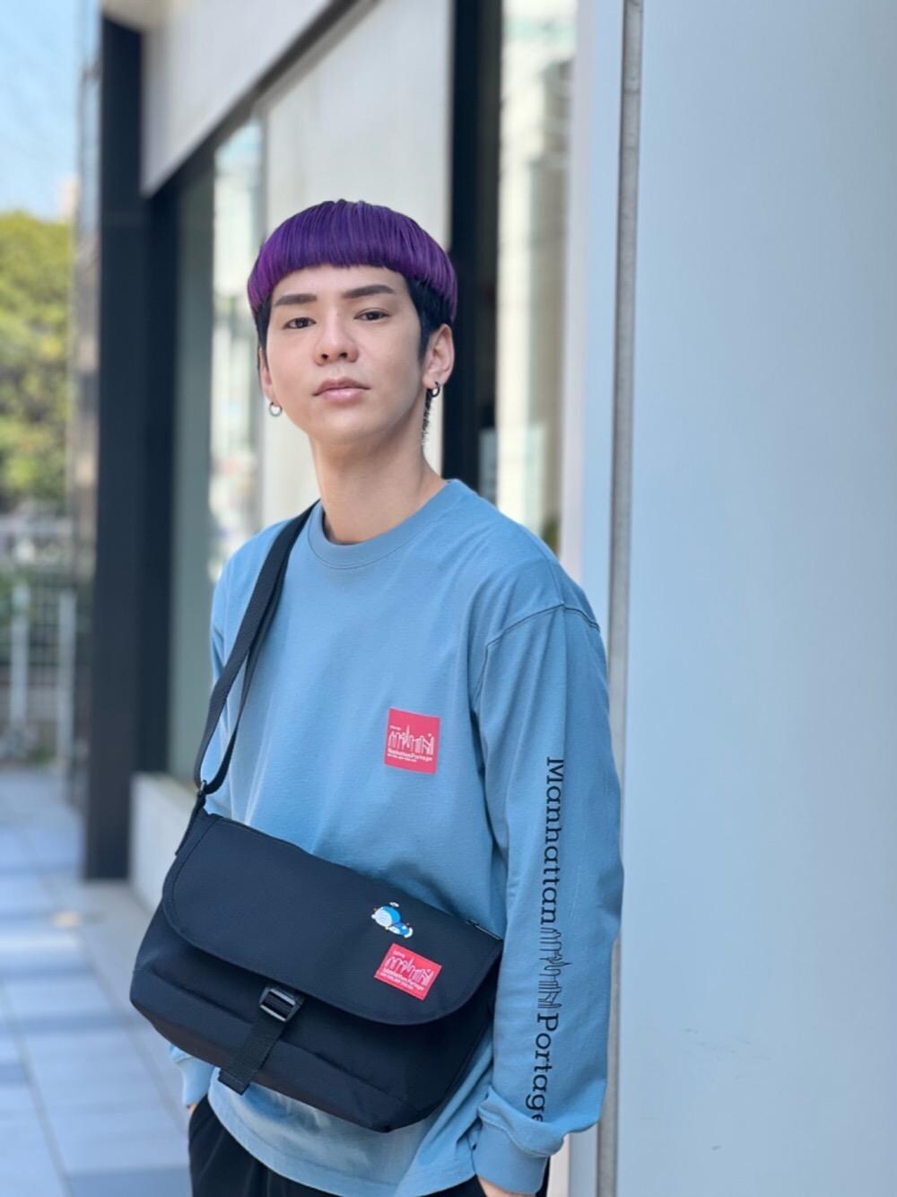 ブルー系のTシャツ/カットソーを着用したメンズの春コーディネートの1枚目の写真