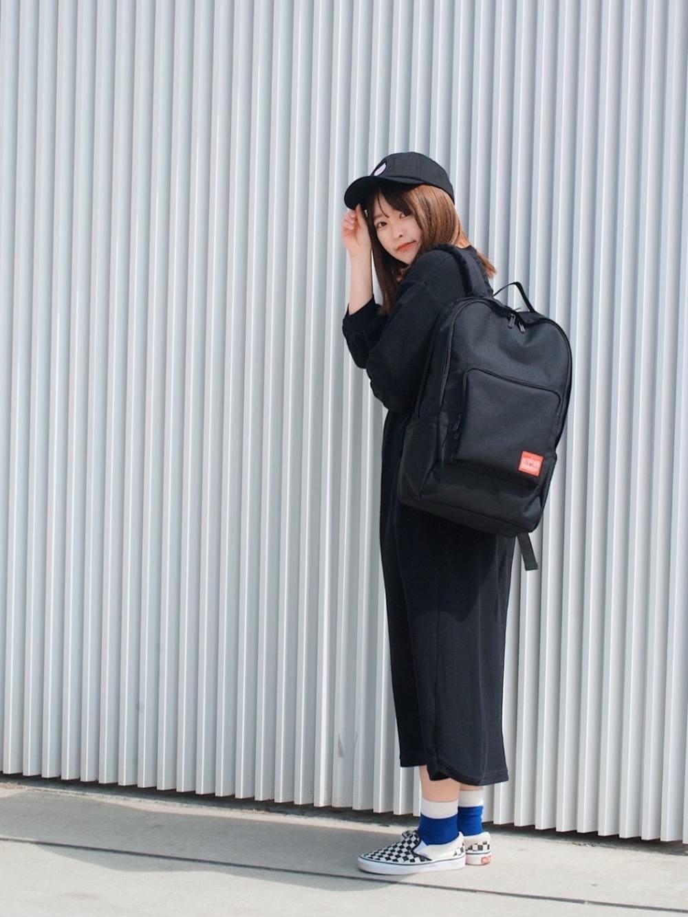 ブラック系のバックパック/リュックを着用したレディースの春コーディネートの1枚目の写真