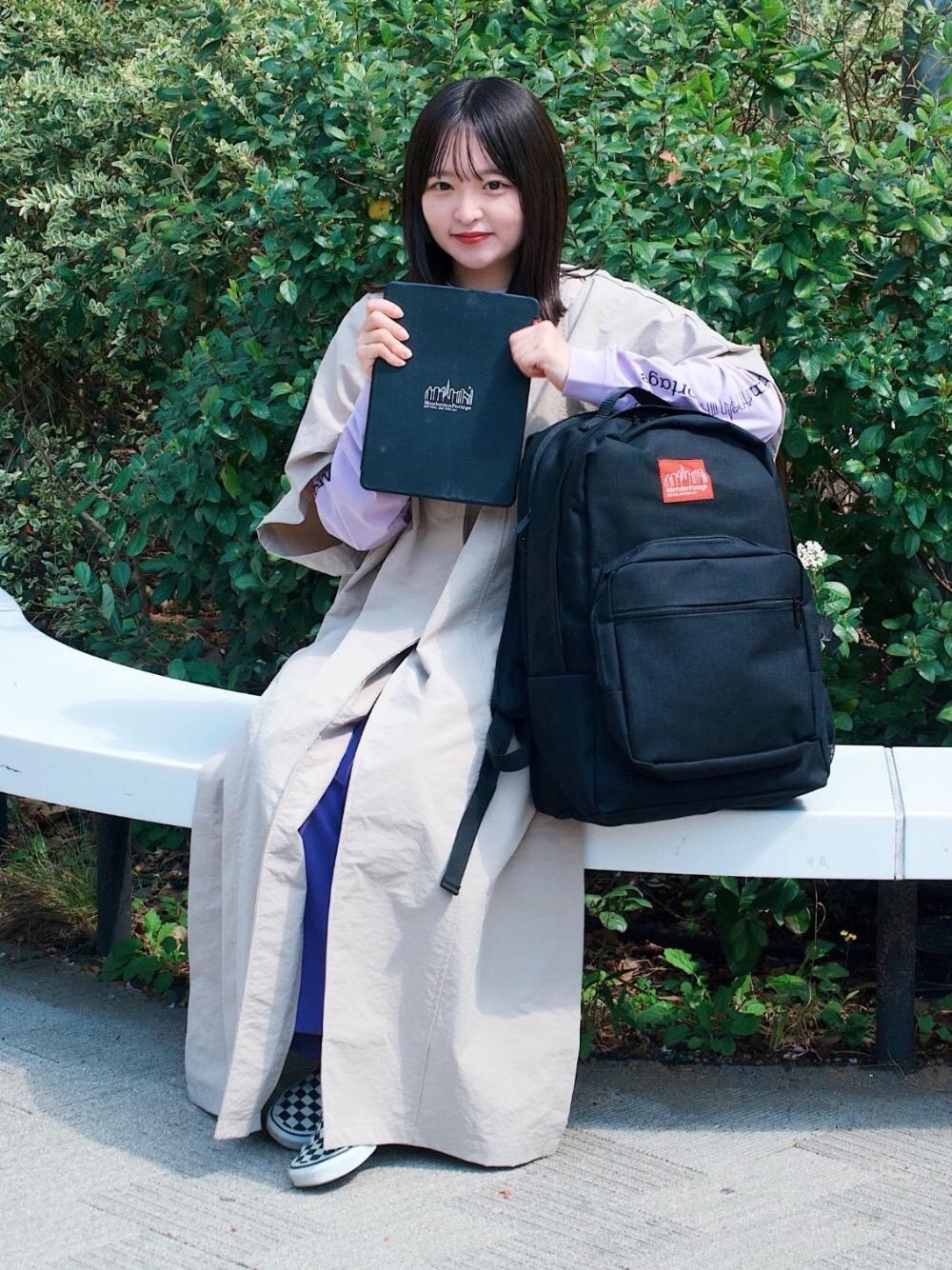 ブラック系のバックパック/リュック、パープル系のTシャツ/カットソーを着用したレディースの春コーディネートの1枚目の写真