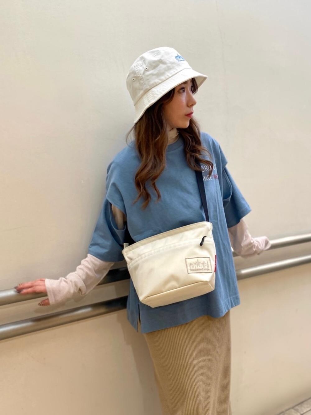 ホワイト系のショルダーバッグを着用したレディースの春コーディネートの1枚目の写真