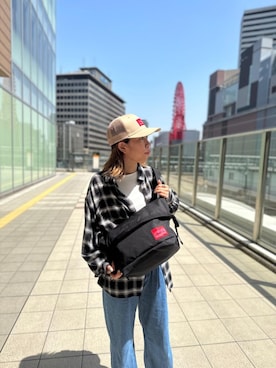 「通学スタイル」｜「アイテム（メッセンジャーバッグ）」を使った、Manhattan Portage Staffさん（レディース・163cm）の春コーディネート