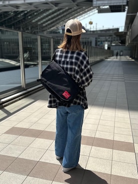 「通学スタイル」｜「アイテム（メッセンジャーバッグ）」を使った、Manhattan Portage Staffさん（レディース・163cm）の春コーディネート