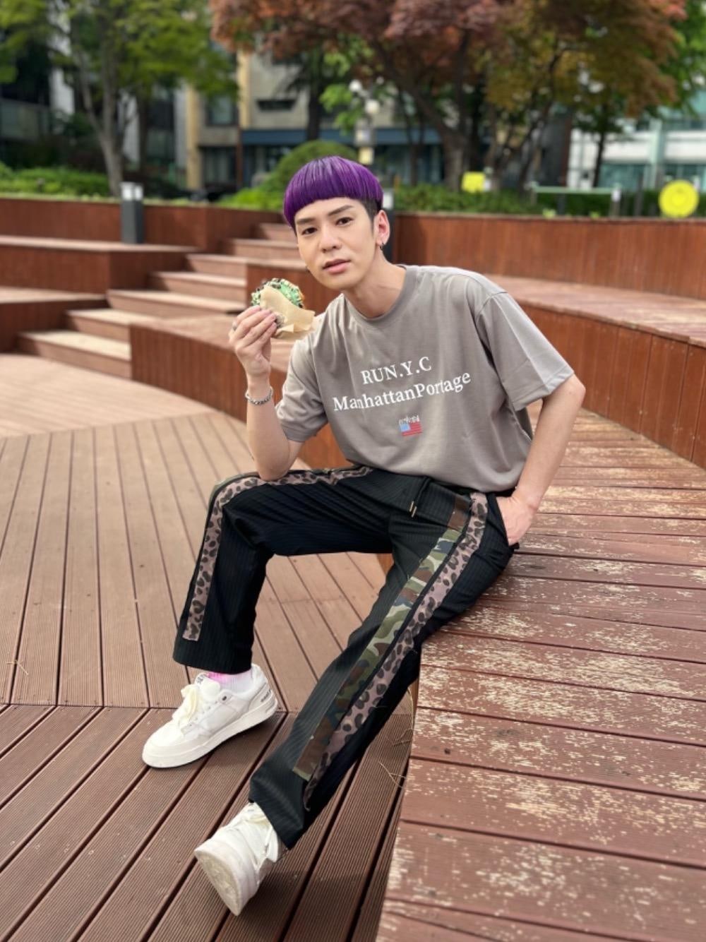 グレー系のTシャツ/カットソーを着用したメンズの春コーディネートの1枚目の写真
