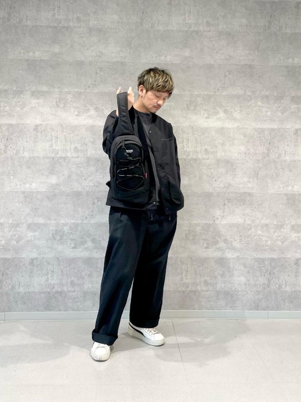 ブラック系のナイロンジャケットを着用したメンズの春コーディネートの1枚目の写真