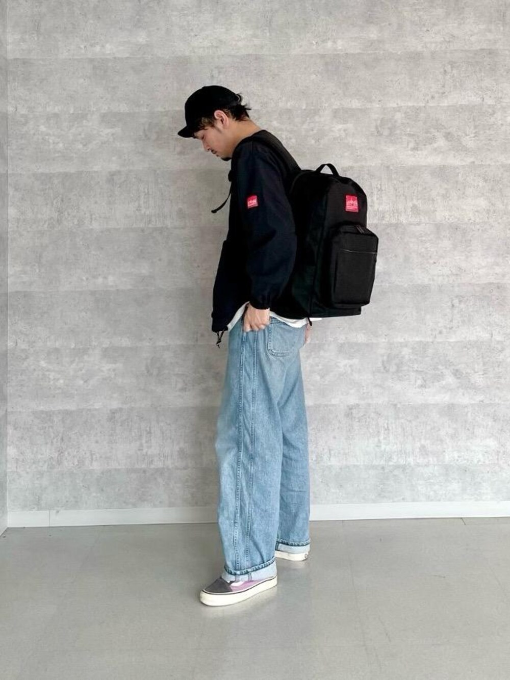 ブラック系のバックパック/リュック、ブラック系のナイロンジャケットを着用したメンズの春コーディネートの1枚目の写真