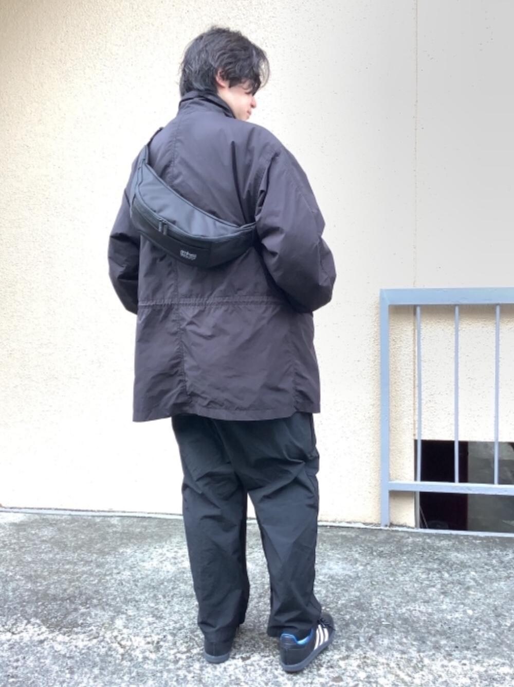 ブラック系のボディバッグ/ウエストポーチを着用したメンズの春コーディネートの1枚目の写真