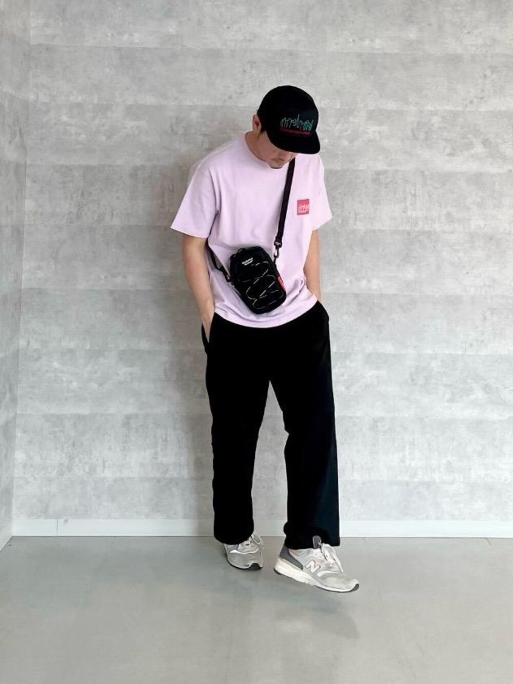 パープル系のTシャツ/カットソー、ブラック系のショルダーバッグを着用したメンズの春コーディネートの1枚目の写真