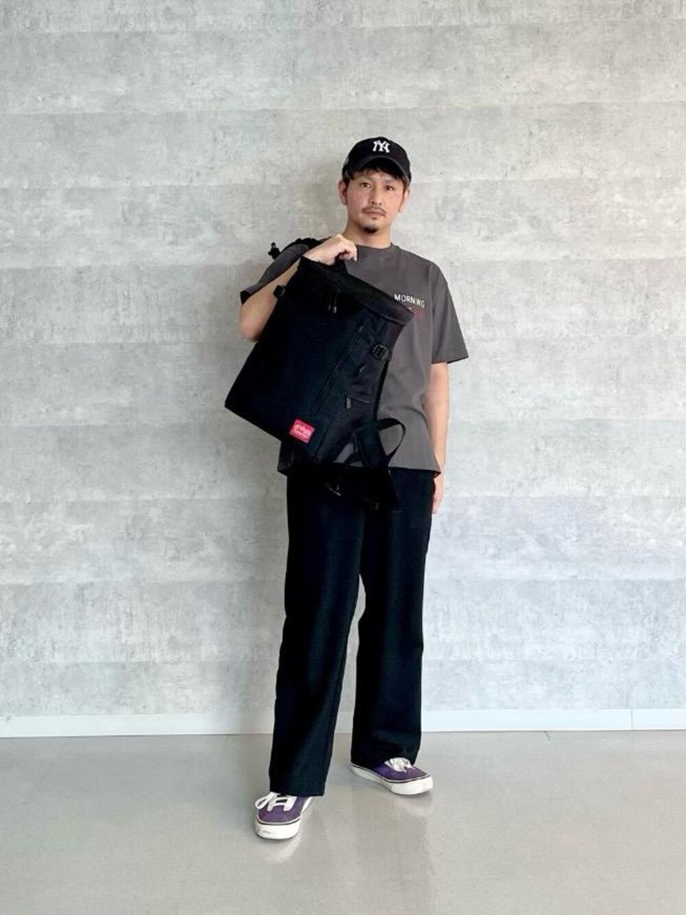 ブラック系のバックパック/リュック、グレー系のTシャツ/カットソーを着用したメンズの春コーディネートの1枚目の写真