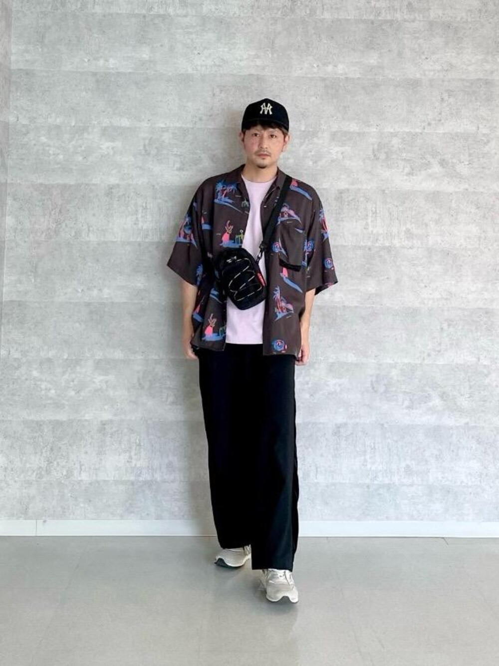 パープル系のTシャツ/カットソー、ブラック系のシャツ/ブラウス、ブラック系のショルダーバッグを着用したメンズの春コーディネートの1枚目の写真