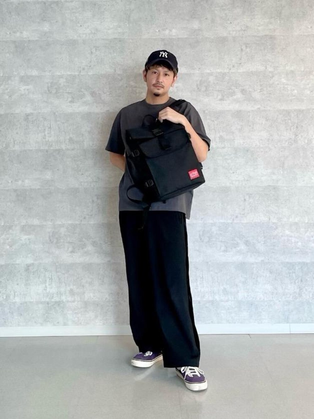 ブラック系のバックパック/リュック、グレー系のTシャツ/カットソーを着用したメンズの春コーディネートの1枚目の写真