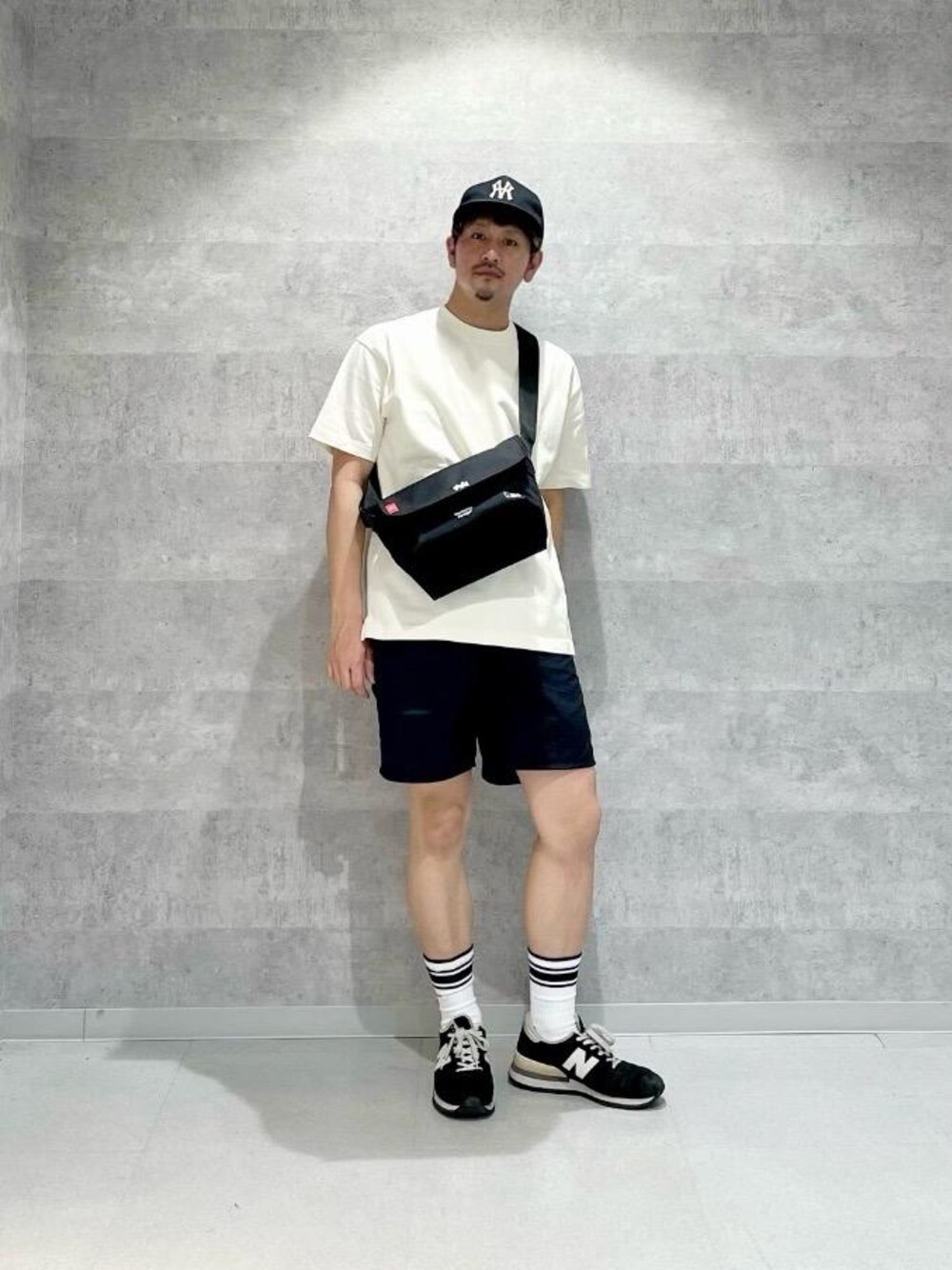 ホワイト系のTシャツ/カットソーを着用したメンズの夏コーディネートの1枚目の写真