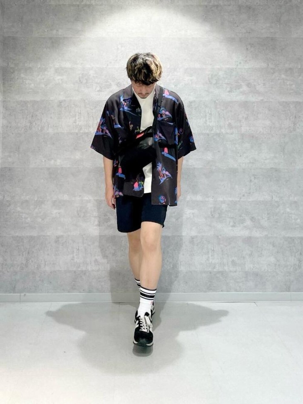 ブラック系のメッセンジャーバッグ、ブラック系のシャツ/ブラウスを着用したメンズの夏コーディネートの1枚目の写真