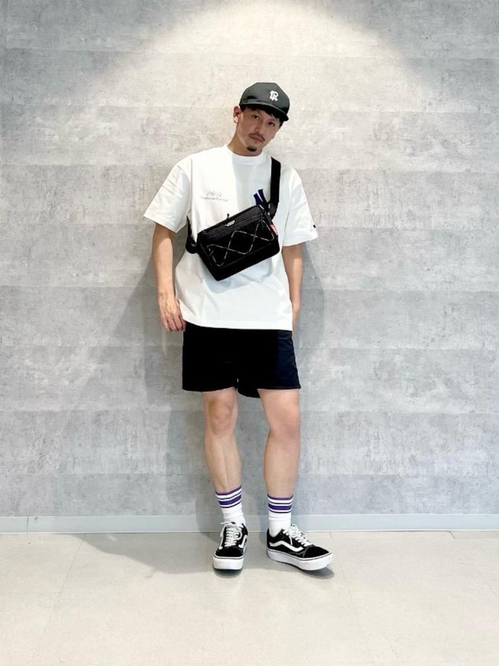 ブラック系のショルダーバッグ、その他のTシャツ/カットソーを着用したメンズの夏コーディネートの1枚目の写真