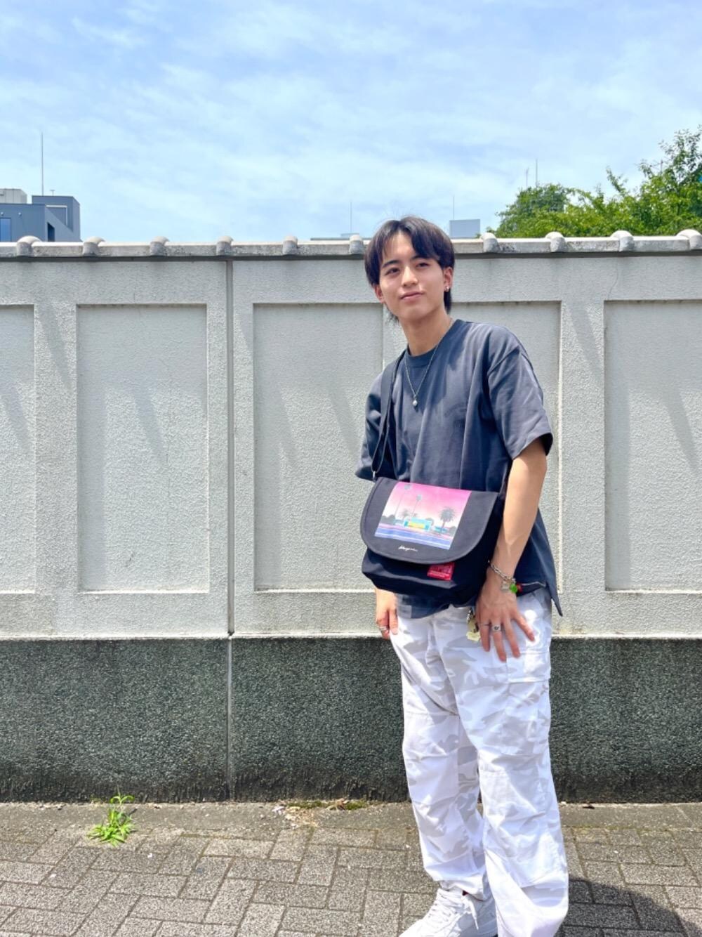 グレー系のTシャツ/カットソーを着用したメンズの夏コーディネートの1枚目の写真