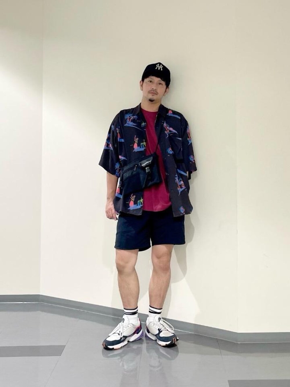ブラック系のシャツ/ブラウスを着用したメンズの夏コーディネートの1枚目の写真
