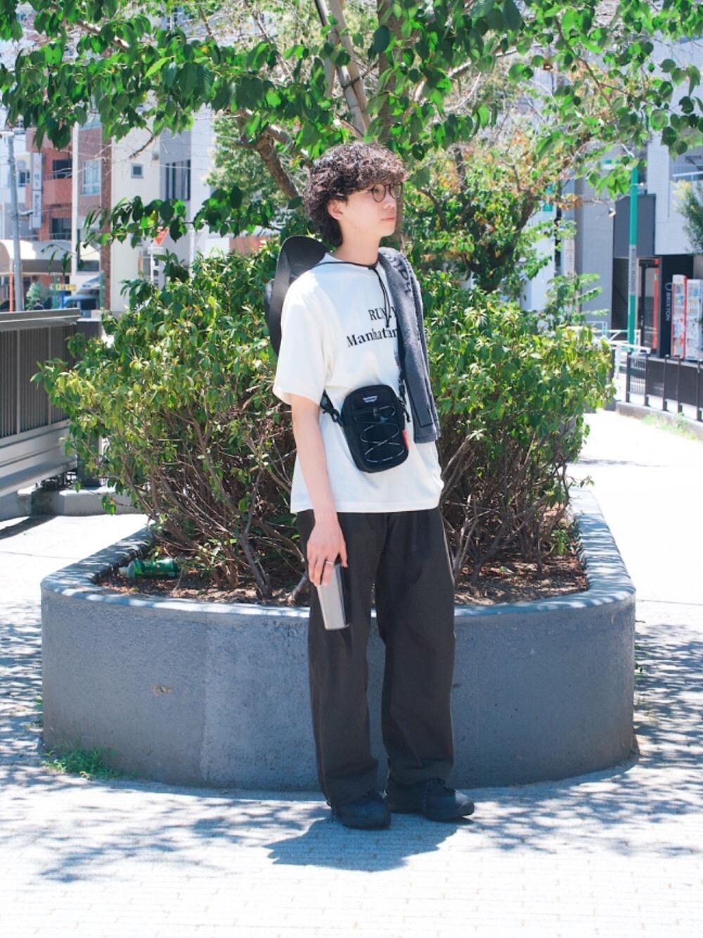 ホワイト系のTシャツ/カットソー、ブラック系のショルダーバッグを着用したメンズの夏コーディネートの1枚目の写真