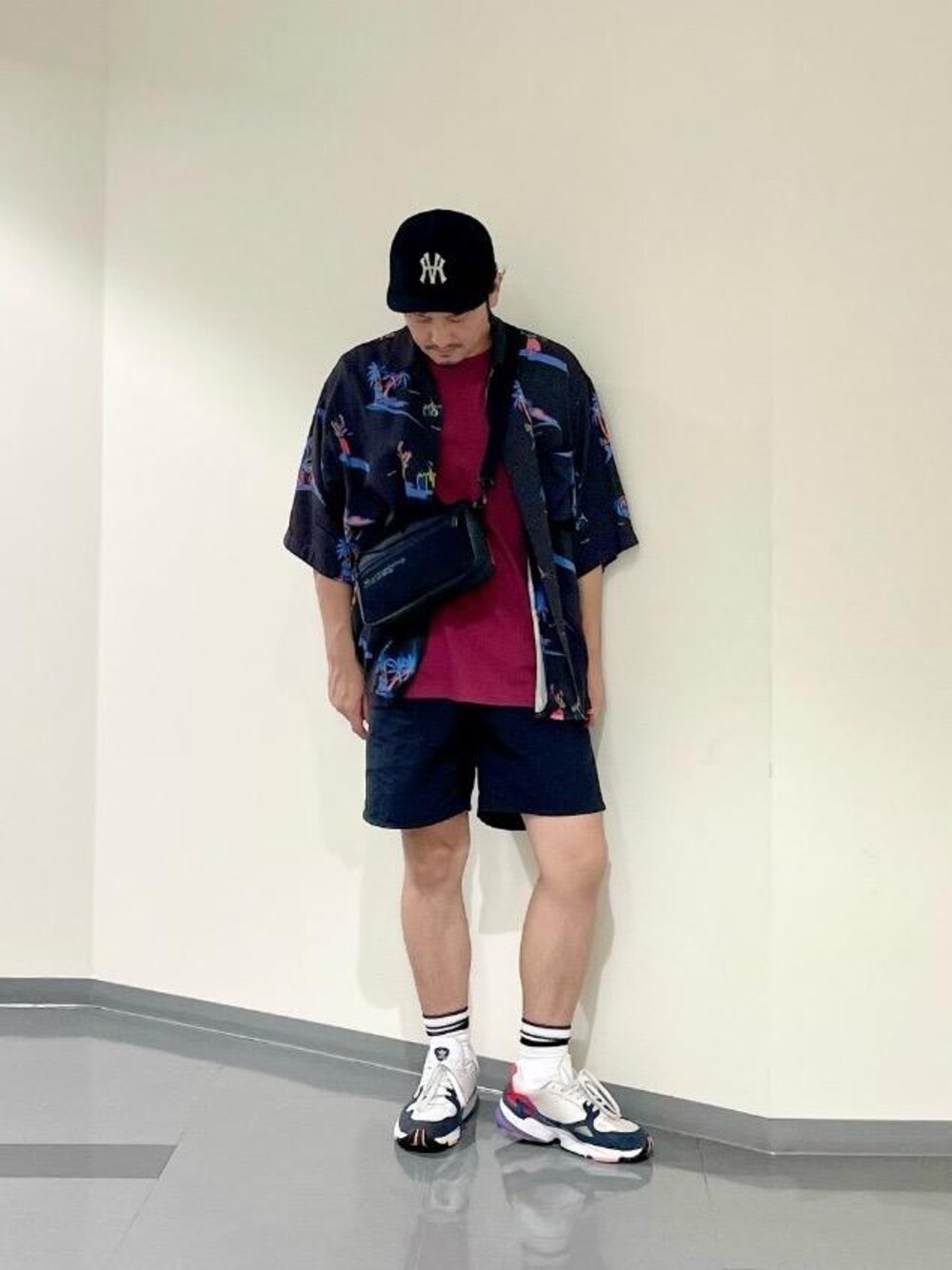 ブラック系のシャツ/ブラウスを着用したメンズの夏コーディネートの1枚目の写真