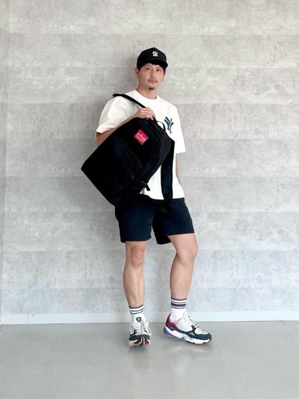 ブラック系のバックパック/リュック、その他のTシャツ/カットソーを着用したメンズの夏コーディネートの1枚目の写真