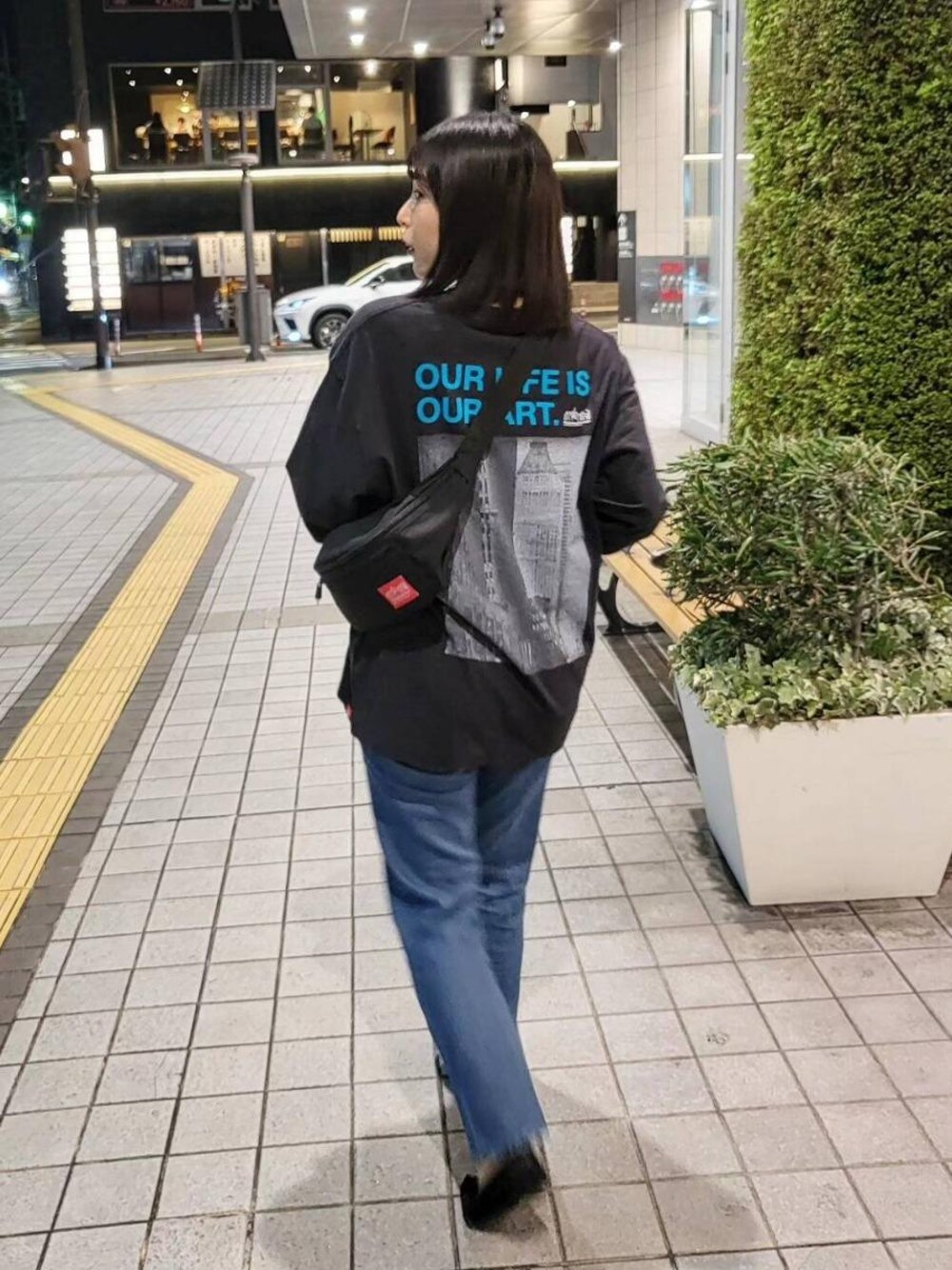 ブラック系のボディバッグ/ウエストポーチを着用したレディースの夏コーディネートの1枚目の写真