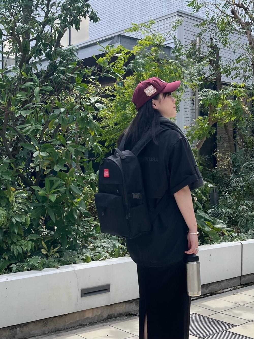 ブラック系のバックパック/リュックを着用したレディースの夏コーディネートの1枚目の写真