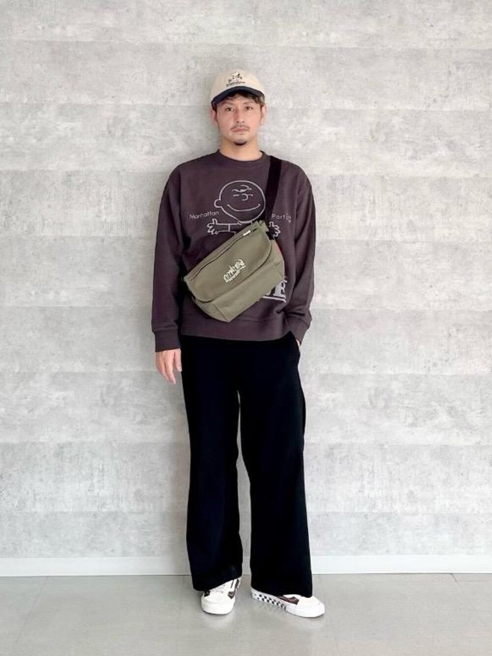 グレー系のスウェットを着用したメンズの秋コーディネートの1枚目の写真