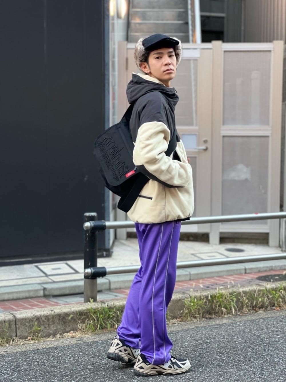 ブラック系のメッセンジャーバッグ、ホワイト系のブルゾンを着用したメンズの秋コーディネートの1枚目の写真