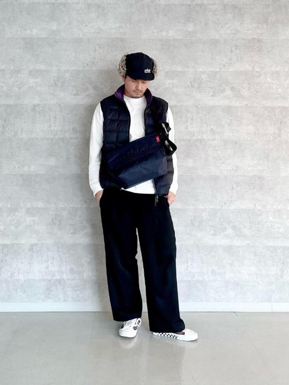 ブルー系のメッセンジャーバッグを着用したメンズの秋コーディネートの1枚目の写真