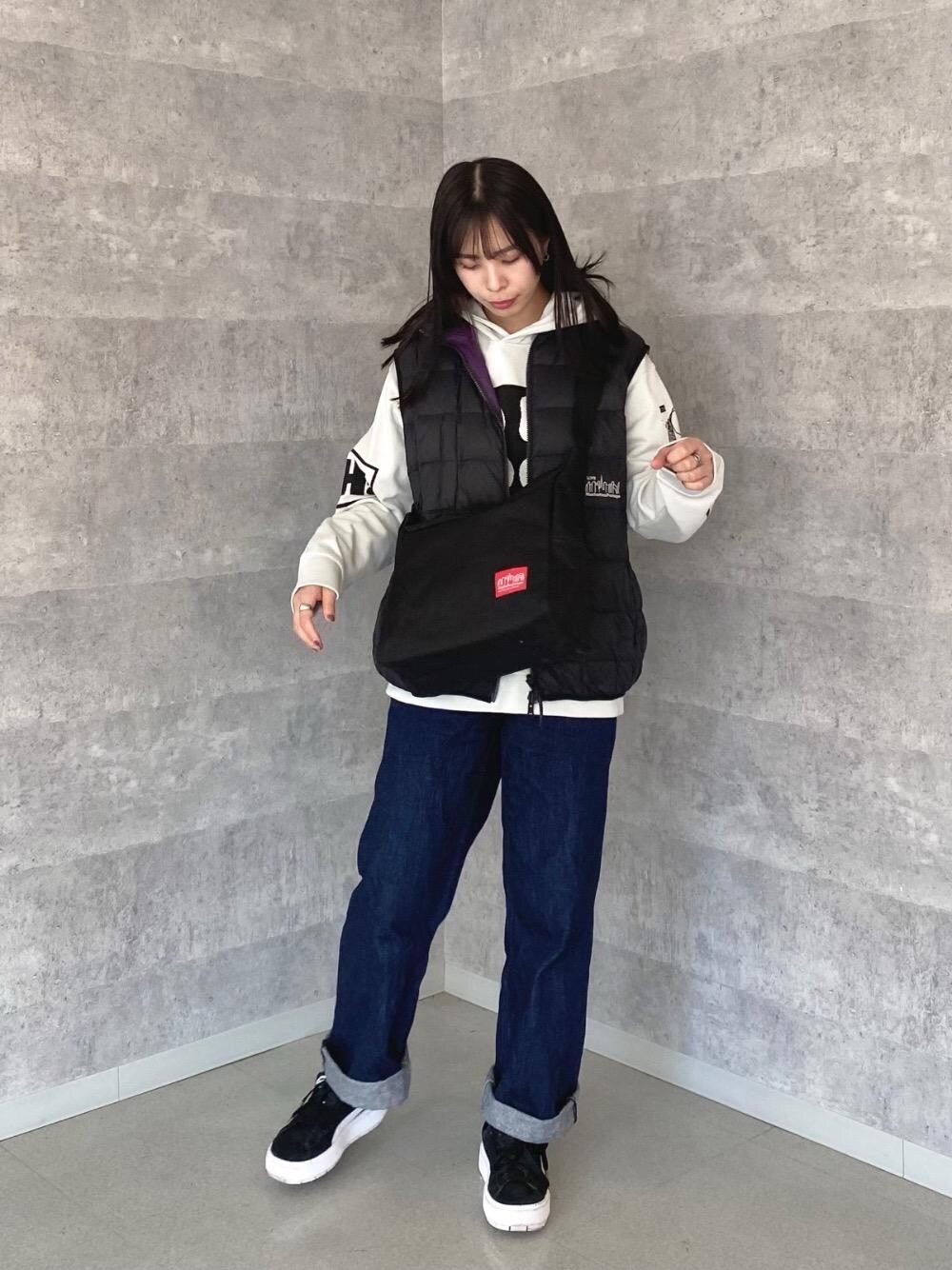 ブラック系のショルダーバッグを着用したレディースの秋コーディネートの1枚目の写真