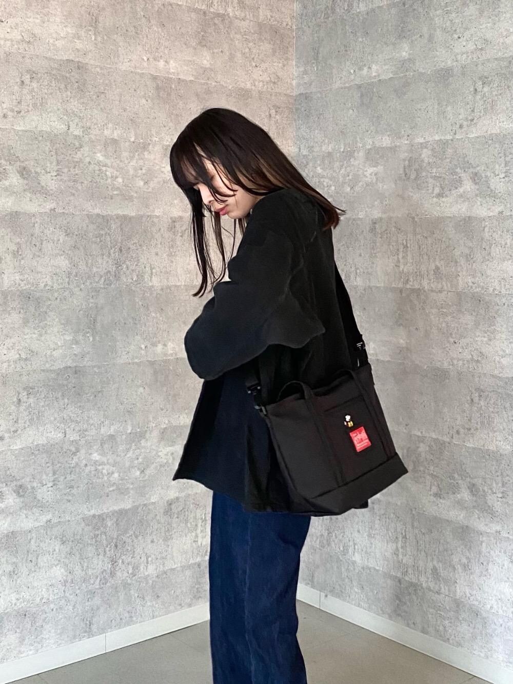 ブラック系のトートバッグを着用したレディースの秋コーディネートの1枚目の写真